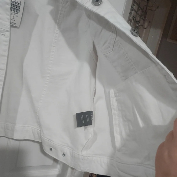 NWT Torrid Optic White Long Sleeve Denim Jacket in Size 1 14/16 - Picture 9 of 13